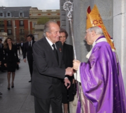 Sus Majestades los Reyes y Sus Altezas Reales los Príncipes de Asturias fueron recibidos por monseñor Antonio María Rouco Varela, cardenal arzobispo d